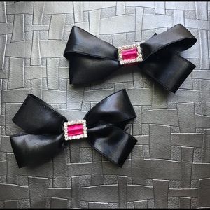 Black and pink bows.